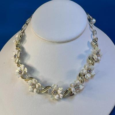 LOVELY VINTAGE FLOWER AND RHINESTONE NECKLACE 