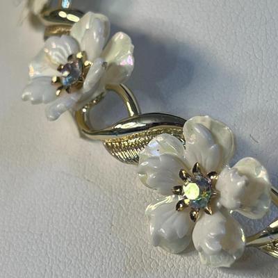 LOVELY VINTAGE FLOWER AND RHINESTONE NECKLACE 