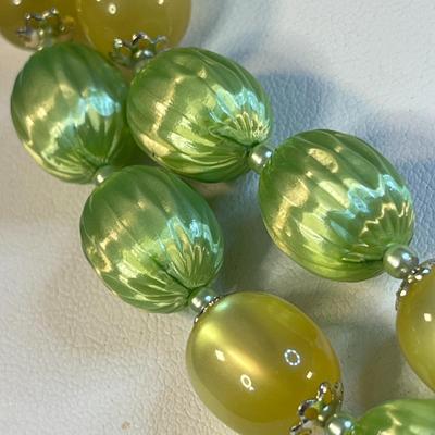 VINTAGE DOUBLE STRAND NECKLACE FEAT. GREEN GOURD-LIKE BEADS