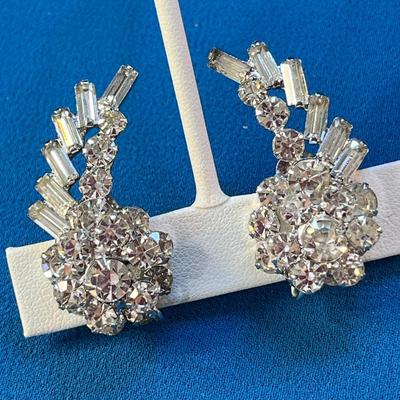 MOST EXCELLENT CLEAR RHINESTONE EARRINGS IN TAPERED CLUSTERS