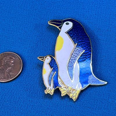 BEAUTIFUL ENAMELED PENGUINS PIN