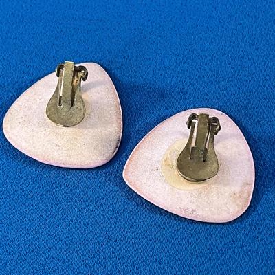 MID CENT MOD PINK ENAMELED EARRINGS w/ COOL GOLD PAINTED DESIGN
