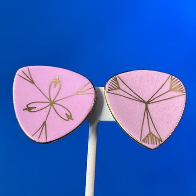 MID CENT MOD PINK ENAMELED EARRINGS w/ COOL GOLD PAINTED DESIGN
