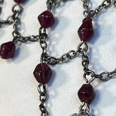 VINTAGE â€œNETTEDâ€ MAROON GLASS BEAD AND CHAIN NECKLACE