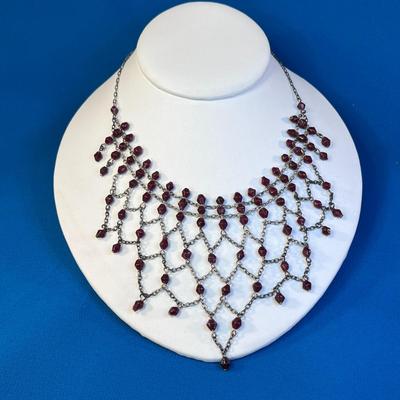 VINTAGE â€œNETTEDâ€ MAROON GLASS BEAD AND CHAIN NECKLACE