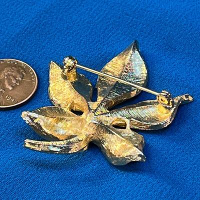 VINTAGE GOLD TONE PIXELATED PETALS FLOWER PIN RHINESTONE CENTER