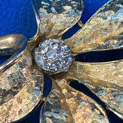 VINTAGE GOLD TONE PIXELATED PETALS FLOWER PIN RHINESTONE CENTER