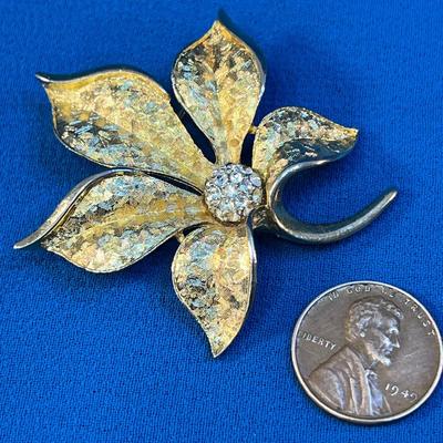 VINTAGE GOLD TONE PIXELATED PETALS FLOWER PIN RHINESTONE CENTER