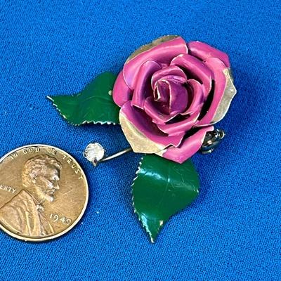 VINTAGE PAINTED METAL ROSE PIN w/HANGING RHINESTONE DEW DROP