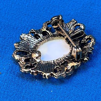 VINTAGE FANCY FLORAL CENTER w/ WIDE GOLD TONE BORDER PIN PENDANT
