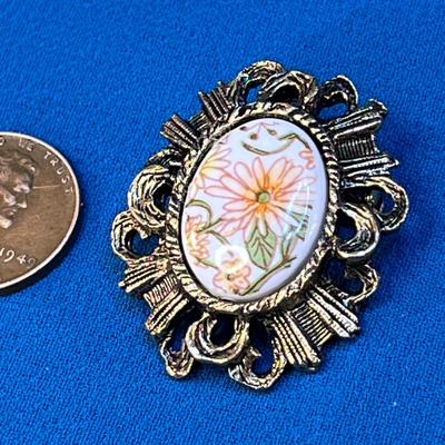 VINTAGE FANCY FLORAL CENTER w/ WIDE GOLD TONE BORDER PIN PENDANT