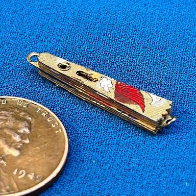 FAN CHARM REALLY FOLDS! PAINTED DETAIL 