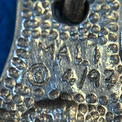 DANGLY PEWTER-LOOK KICKING BACK CAT PIN ARTIST SIGNED