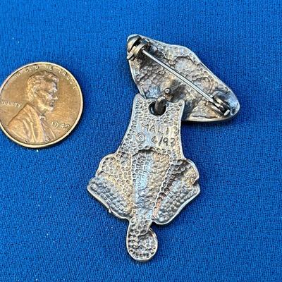 DANGLY PEWTER-LOOK KICKING BACK CAT PIN ARTIST SIGNED