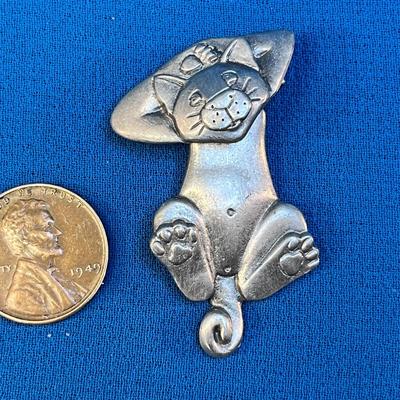DANGLY PEWTER-LOOK KICKING BACK CAT PIN ARTIST SIGNED