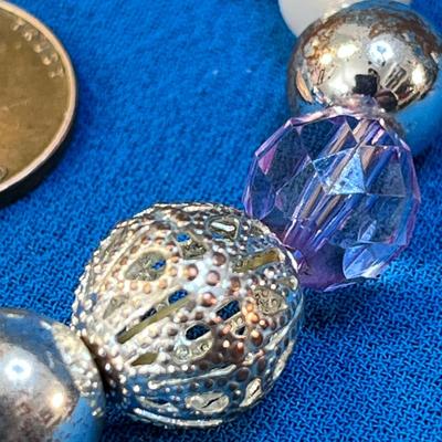 PRETTY PURPLE & SILVER TONE BEADED BRACELET 