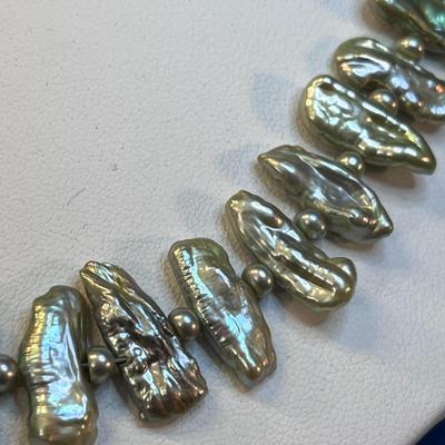 FABULOUS  LUSTROUS SHELL NECKLACE LOVELY IRIDESCENT PALE GREEN