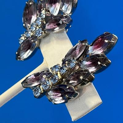 STRIKING VINTAGE BLUE, PURPLE PRONG SET RHINESTONE EARRINGS 