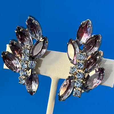 STRIKING VINTAGE BLUE, PURPLE PRONG SET RHINESTONE EARRINGS 