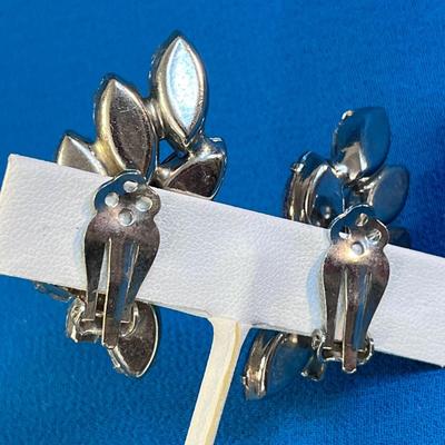 STRIKING VINTAGE BLUE, PURPLE PRONG SET RHINESTONE EARRINGS 