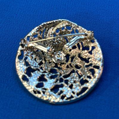 FANCY GOLD TONE METAL FLORAL SWIRLED PIN BROOCH