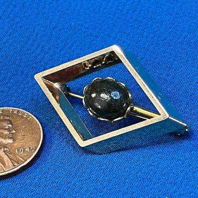 VINTAGE GOLD TONE DIAMOND SHAPE PIN w/ POLISHED STONE CENTER