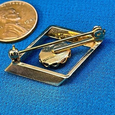 VINTAGE GOLD TONE DIAMOND SHAPE PIN w/ POLISHED STONE CENTER