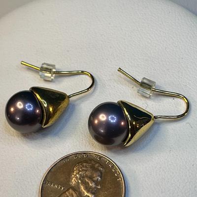 BEAUTIFUL PURPLE FAUX PEARL DROP EARRINGS WITH GOLD TONE â€œCAPâ€