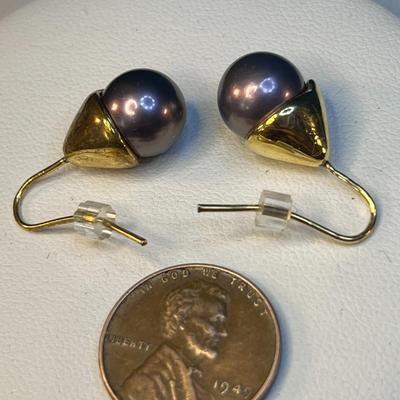 BEAUTIFUL PURPLE FAUX PEARL DROP EARRINGS WITH GOLD TONE â€œCAPâ€