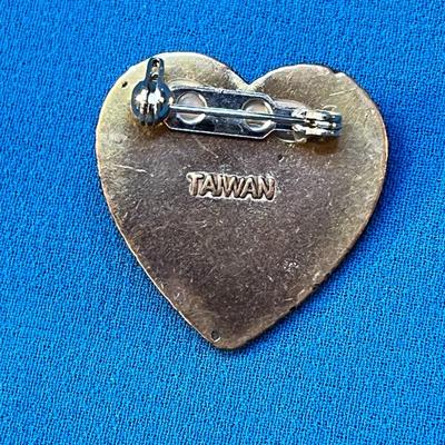 NICELY DETAILED BRASSY HEART WITH PEARLY CENTER PIN