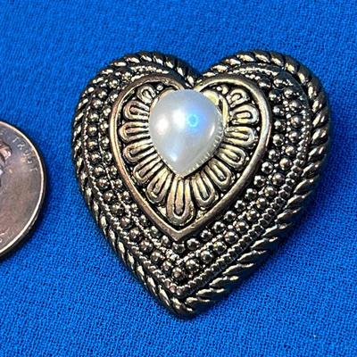 NICELY DETAILED BRASSY HEART WITH PEARLY CENTER PIN