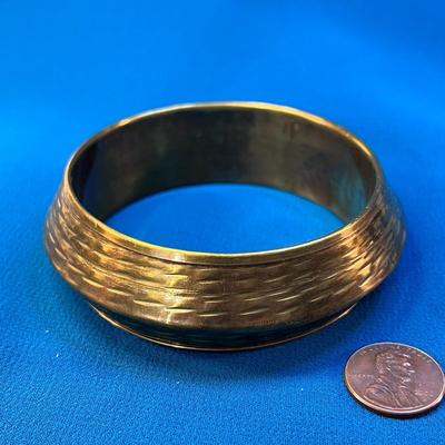 TEXTURED BRASS BANGLE BRACELET