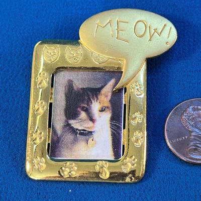 GOLD TONE CAT FRAME PIN HOLDS 1â€ X 3/4â€ PICTURE