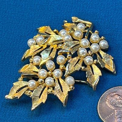 HANDSOME GOLD TONE LEAVES, FAUX PEARL CENTERS PIN