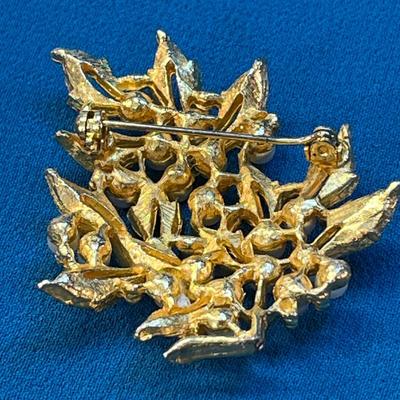 HANDSOME GOLD TONE LEAVES, FAUX PEARL CENTERS PIN