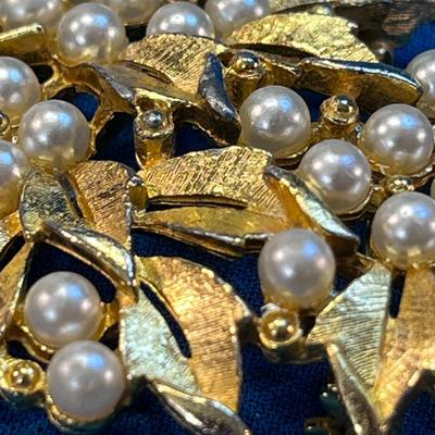 HANDSOME GOLD TONE LEAVES, FAUX PEARL CENTERS PIN