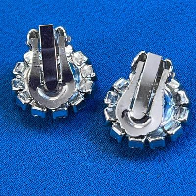 NICE CLEAR RHINESTONE ROUND BUTTON STYLE EARRINGS