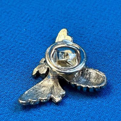 COOL SILVER TONE BEE PIN