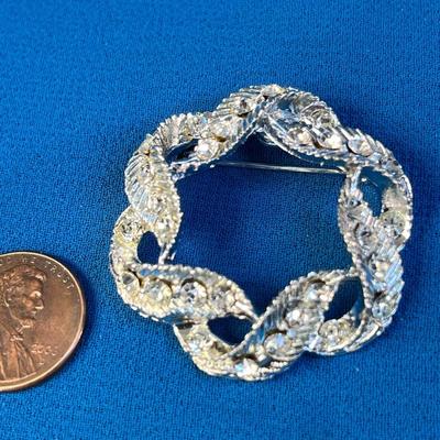 SPARKLY RHINESTONE WREATH STYLE PIN BROOCH