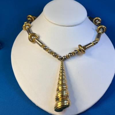 INTERESTING CHUNKY NECKLACE GOLD PAINTED SEASHELL PENDANT