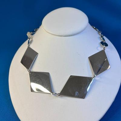 MODERN STYLE SHINY CIRCLE AND DIAMOND SHAPES NECKLACE