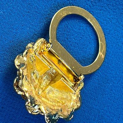 BRIGHT GOLD TONE LION HEAD SCARF CLIP NICE DETAIL