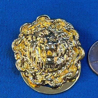 BRIGHT GOLD TONE LION HEAD SCARF CLIP NICE DETAIL