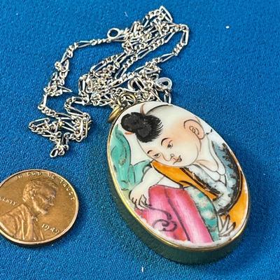 BEAUTIFUL HAND PAINTED PORCELAIN NECKLACE PENDANT JAPAN?