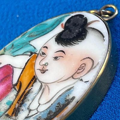 BEAUTIFUL HAND PAINTED PORCELAIN NECKLACE PENDANT JAPAN?