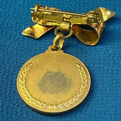 VINTAGE DANGLY LADY GOLFER PIN â€œITALYâ€