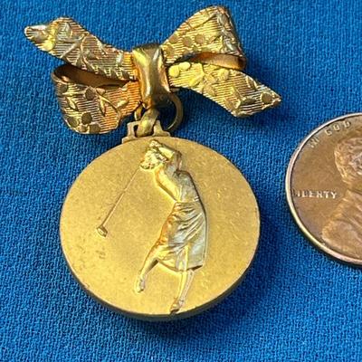 VINTAGE DANGLY LADY GOLFER PIN â€œITALYâ€