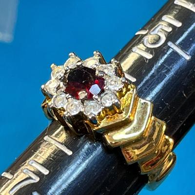 NICER GOLD TONE RING w/PRONG SET RHINESTONES, RED CENTER STONE