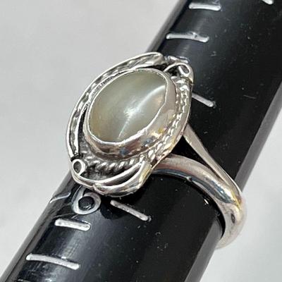 LOVELY POLISHED STONE STERLING SILVER RING ARTIST SIGNED, CYPHERED