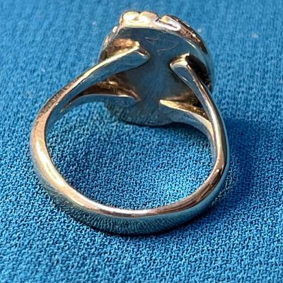 LOVELY POLISHED STONE STERLING SILVER RING ARTIST SIGNED, CYPHERED